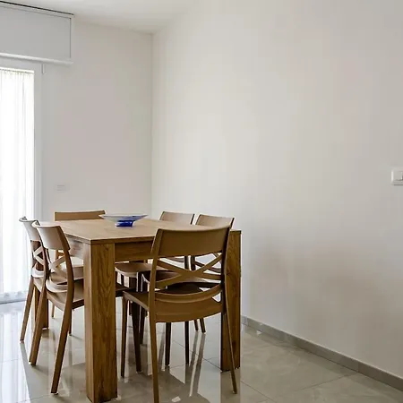 Elegant With Large Garden And Parking * 马洛塔