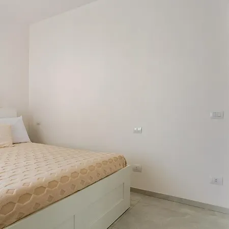 Elegant With Large Garden And Parking