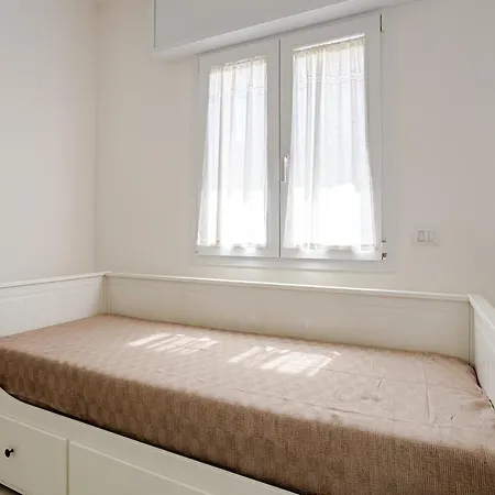 Elegant With Large Garden And Parking 公寓 *