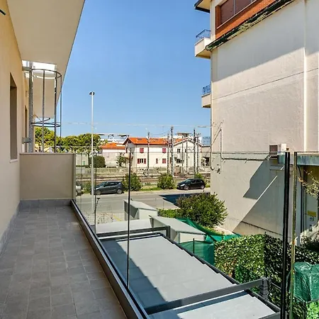 公寓 Elegant With Large Garden And Parking