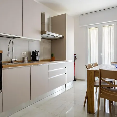 Elegant With Large Garden And Parking *