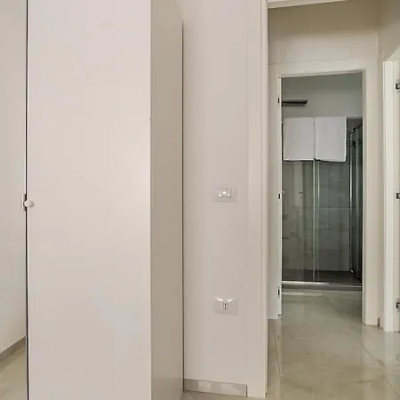 Elegant With Large Garden And Parking