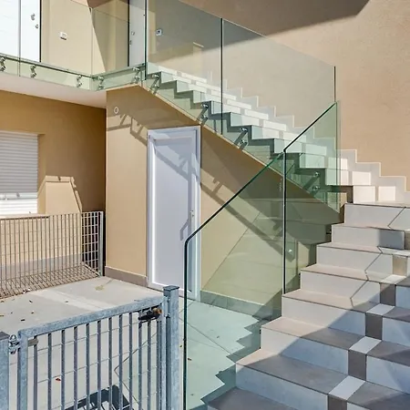 Elegant With Large Garden And Parking *