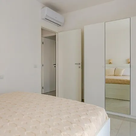 Elegant With Large Garden And Parking 公寓 *
