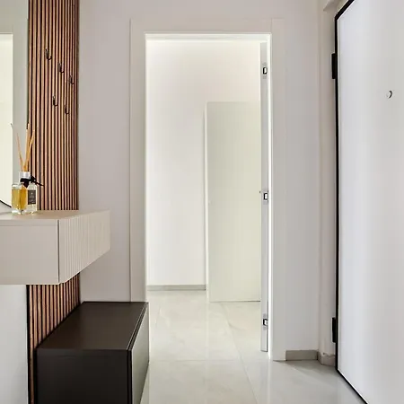 Elegant With Large Garden And Parking 公寓 *